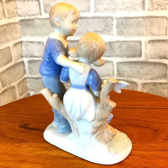 Ceramic Children at Story Time - Picture 6 of 10